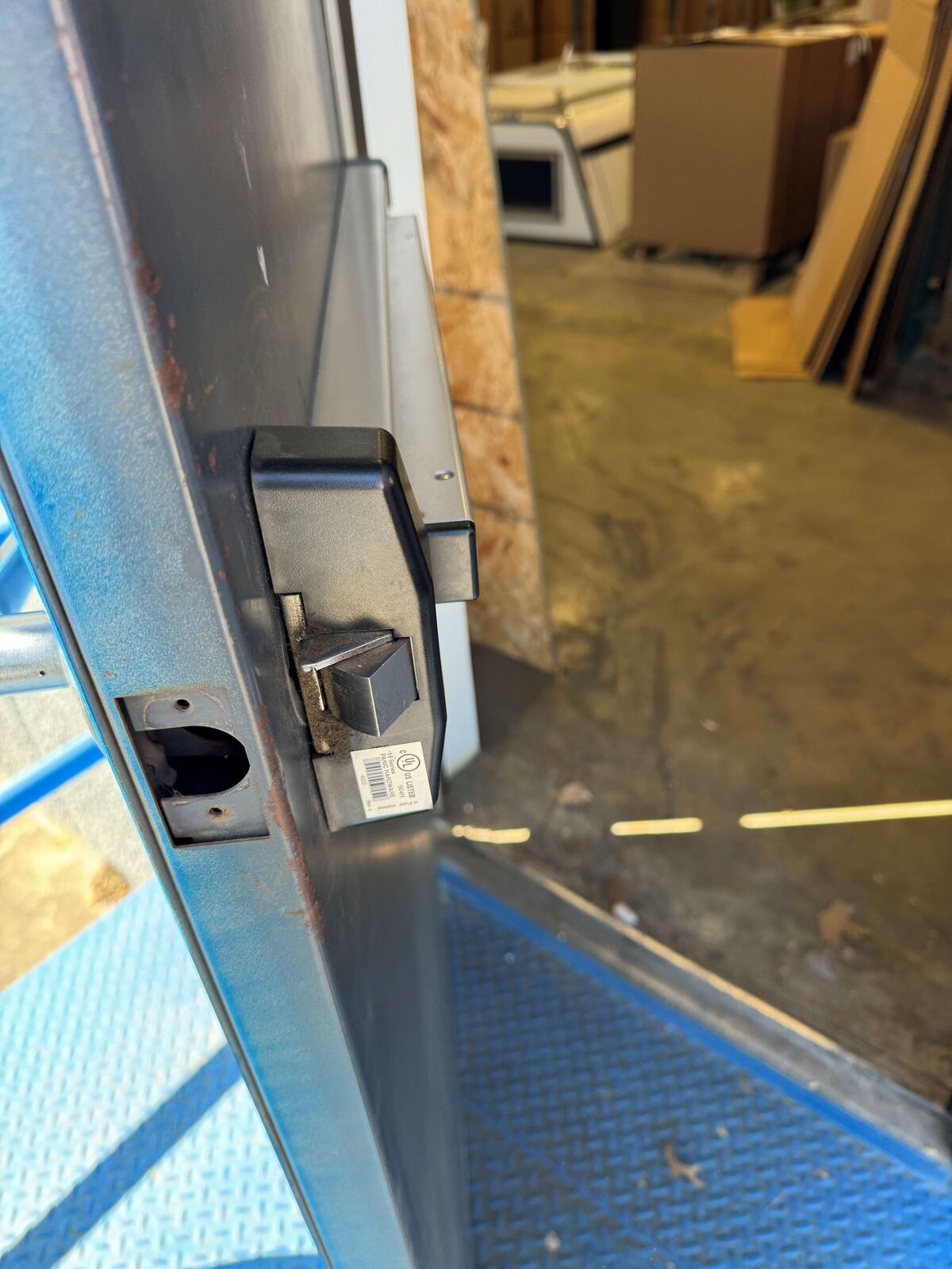 Panic exit device latch mechanism installed on a warehouse door